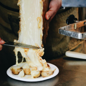 Le fromage a raclette : une specialite culinaire incontournable