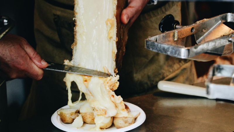Le fromage a raclette : une specialite culinaire incontournable